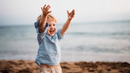 niño feliz en la playa