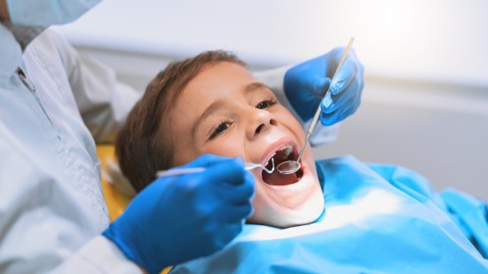 Niño en el dentista