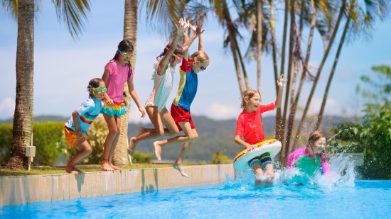 Jugar en la piscina