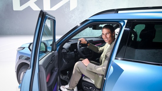 (Image2)KiapresentsRafaelNadalwithEV9GT-lineinOceanBlueMatte