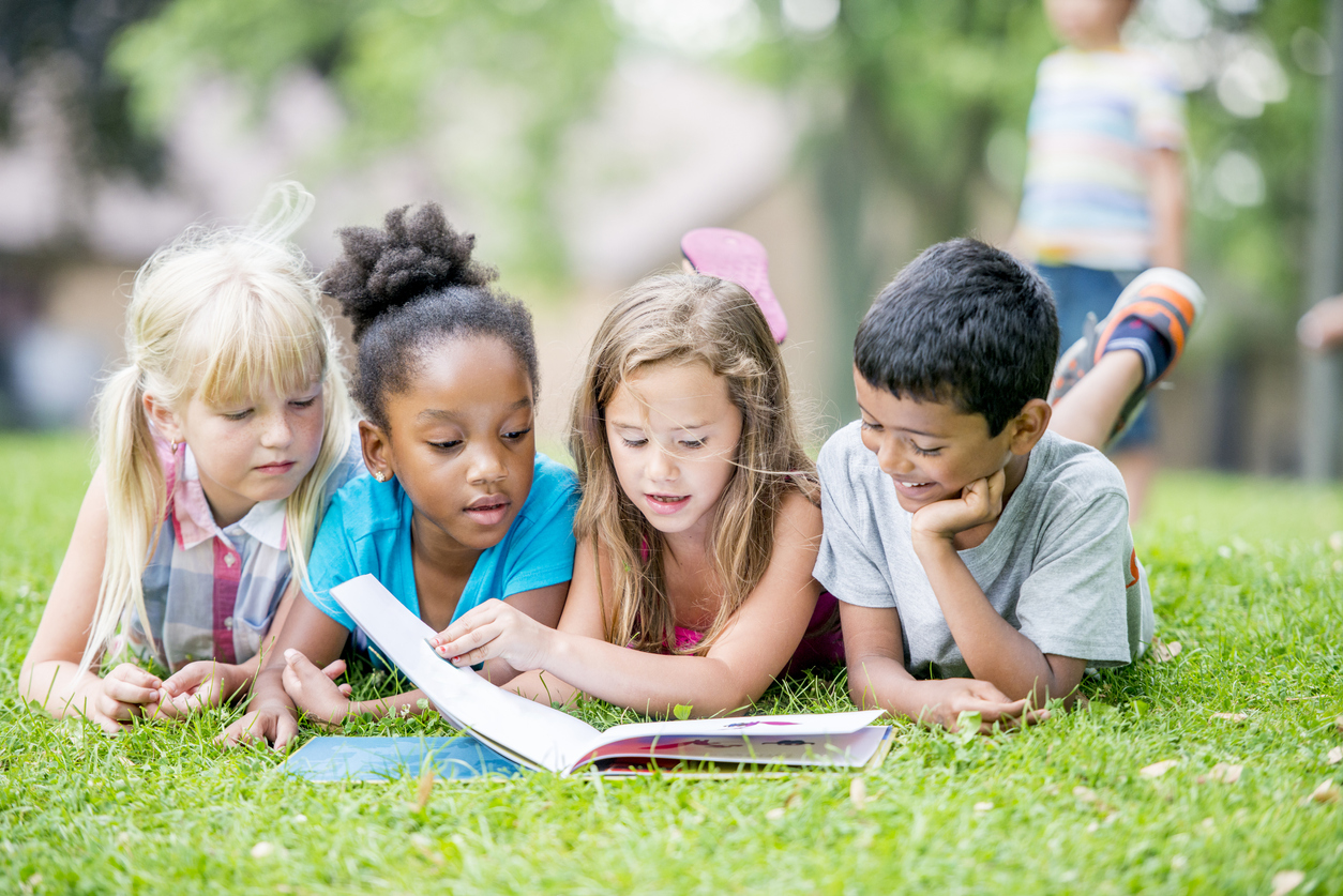 Niños leyendo