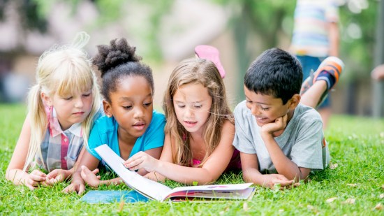 Niños leyendo
