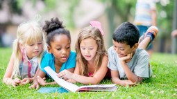 Niños leyendo