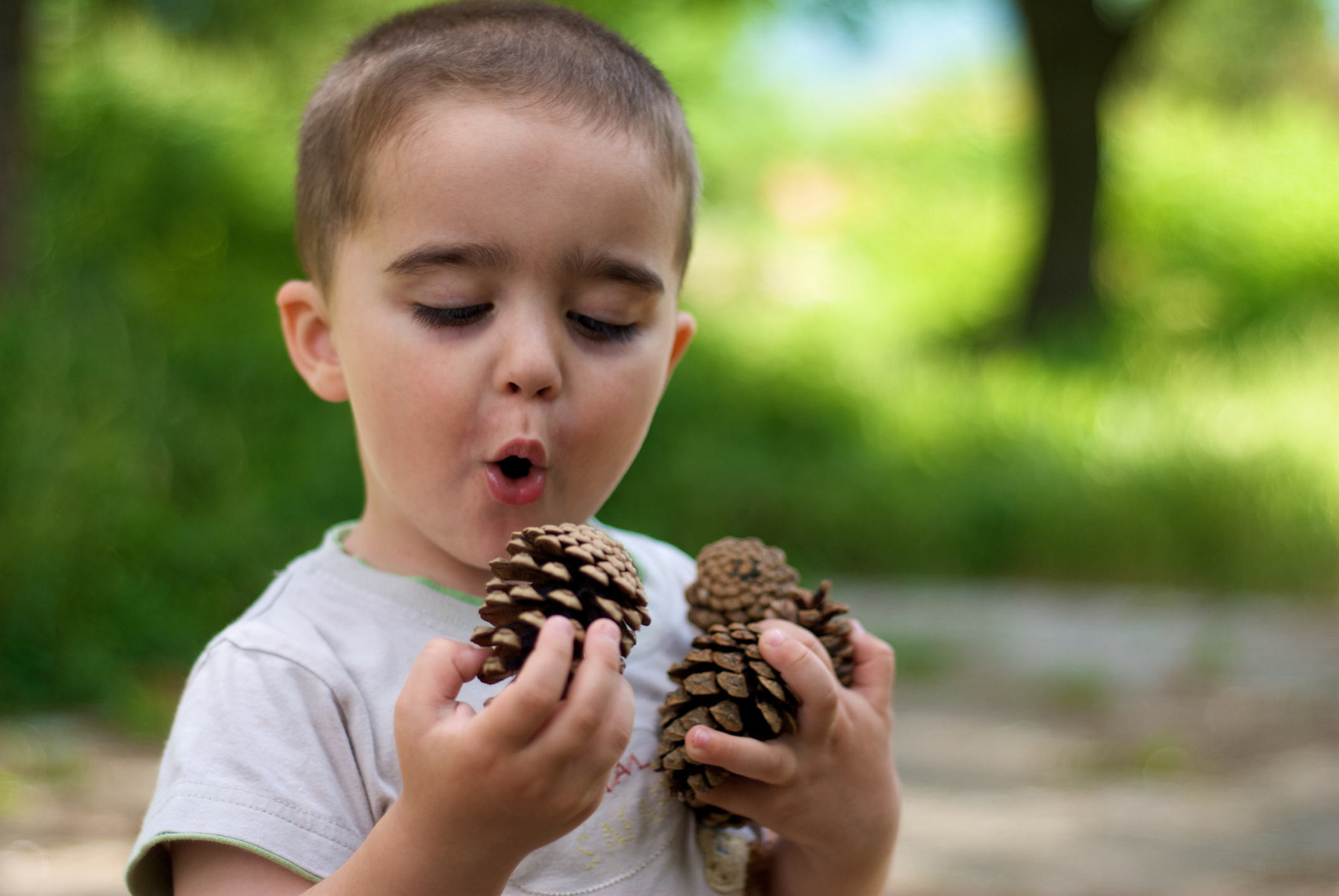 Niño con piñas