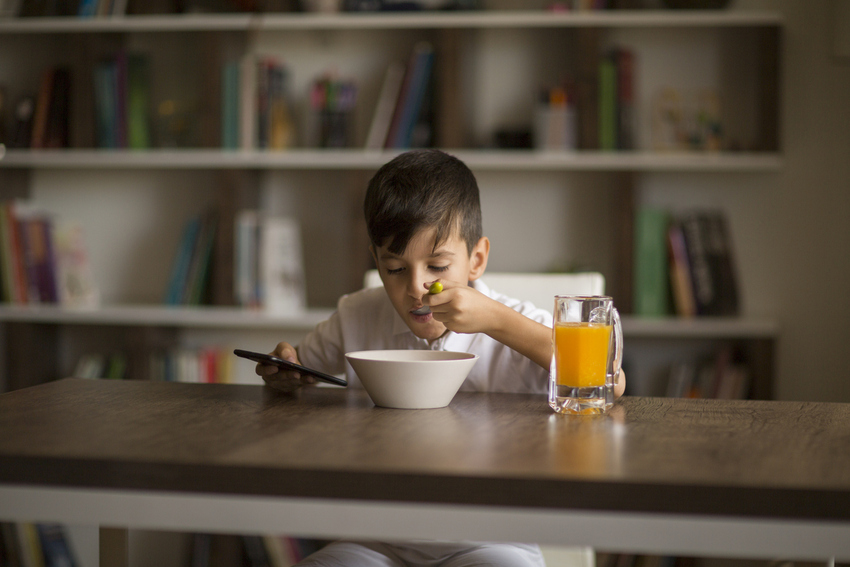 Niño comiendo solo