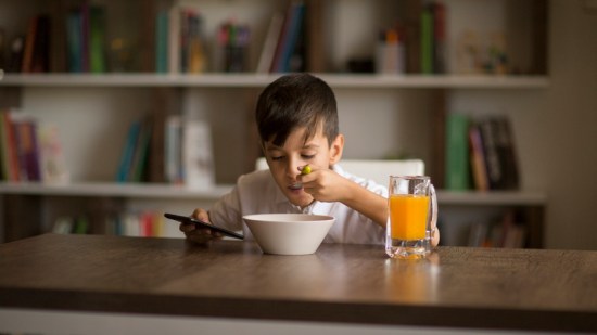 Niño comiendo solo