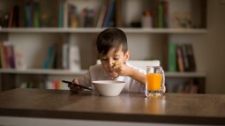 Niño comiendo solo