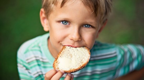 Niño comiendo una tostada