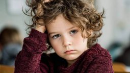 Un niño con altas capacidades aburrido en clase