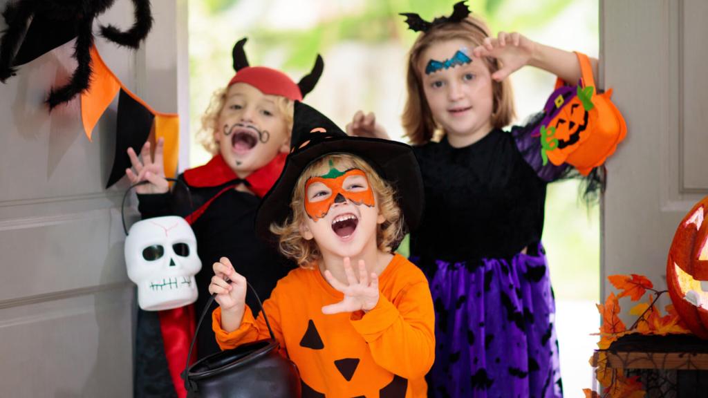 Niños disfrazados en Halloween.
