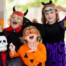 Niños disfrazados en Halloween. iStock