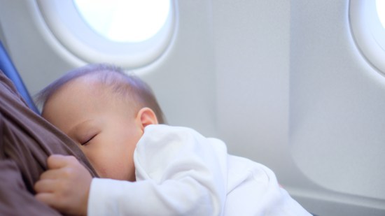 Bebé viajando en avión