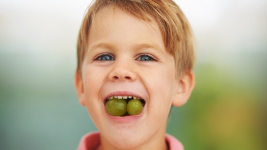Niño comiendo uvas
