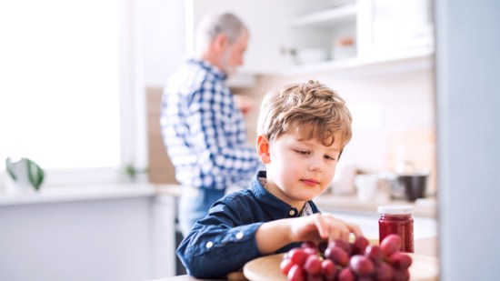 Niño comiendo uvas