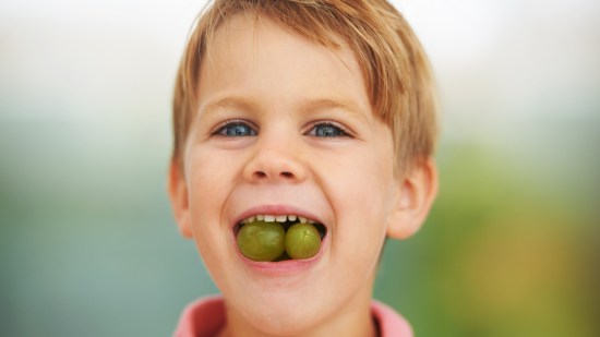Niño comiendo uvas