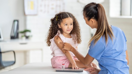Los beneficios de la vacuna antigripal infantil: aspectos a tener en cuenta, según los expertos