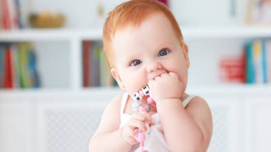 ¿Por qué los bebés se meten las manos en la boca?