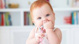 ¿Por qué los bebés se meten las manos en la boca?