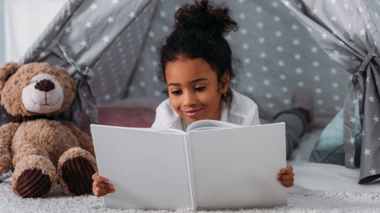 Niña leyendo