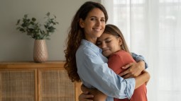 Madre con su hija adolescente