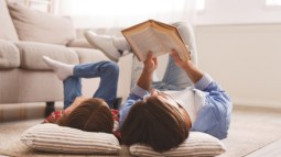 Madre e hija leyendo
