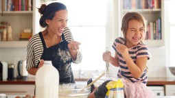 Madre e hija cocinando