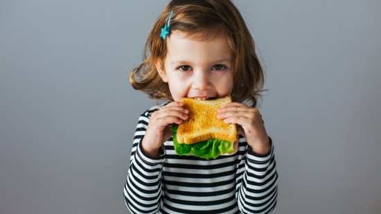 Niña comiendo
