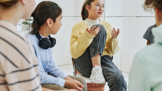 adolescente contando opiniones