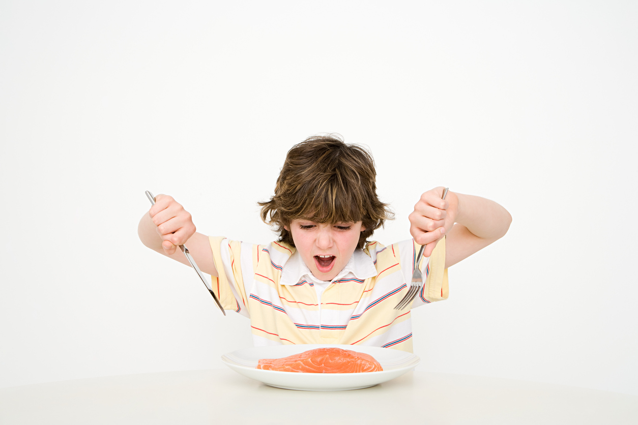 Niño comiendo salmón