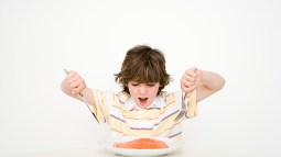Niño comiendo salmón