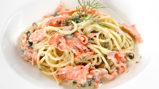 Espaguetis con salmón ahumado