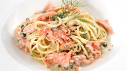Espaguetis con salmón ahumado
