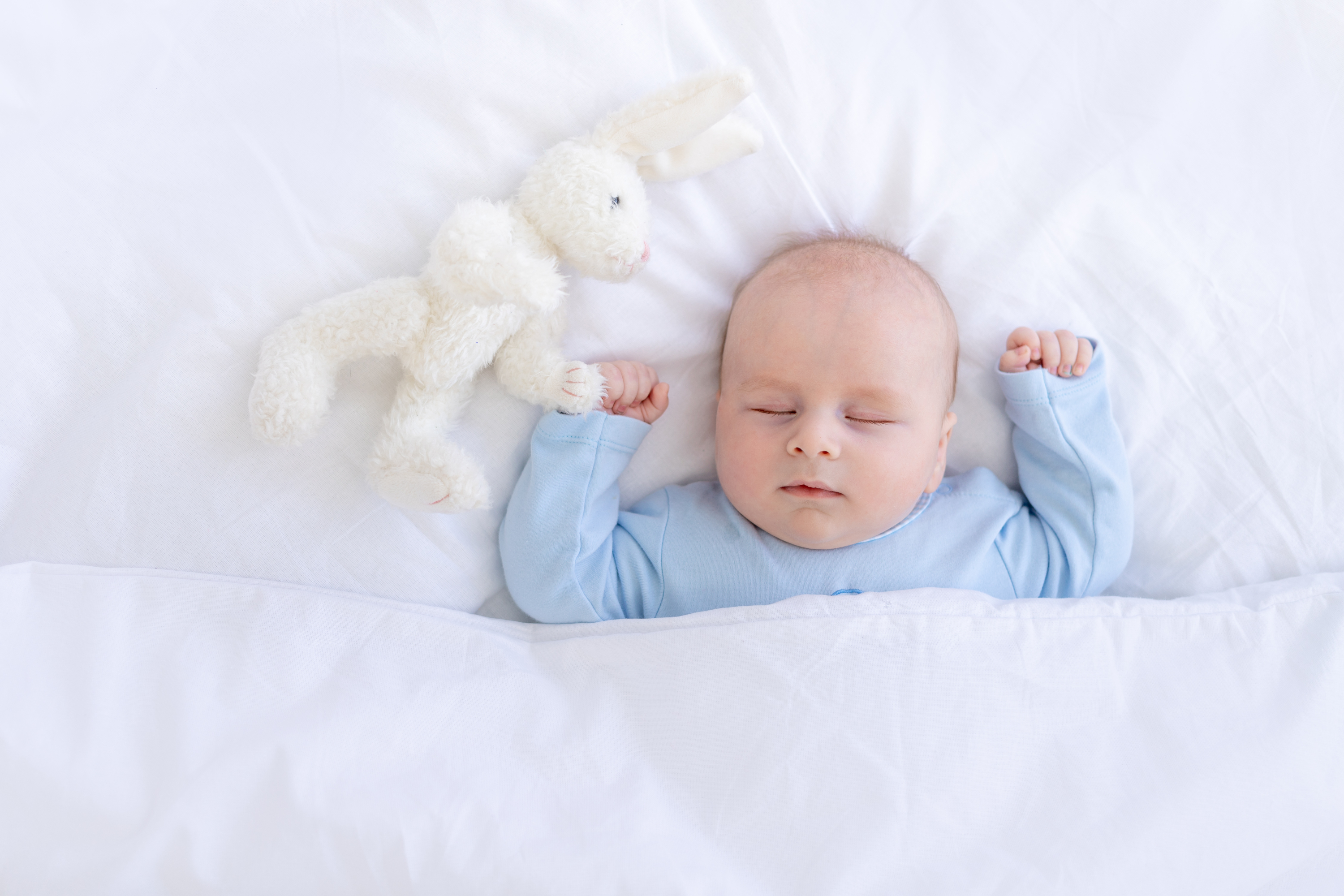 ¿Por qué los ojos del bebé se ponen en blanco cuando duerme? ¿Cuándo preocuparse?