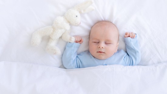 ¿Por qué los ojos del bebé se ponen en blanco cuando duerme? ¿Cuándo preocuparse?