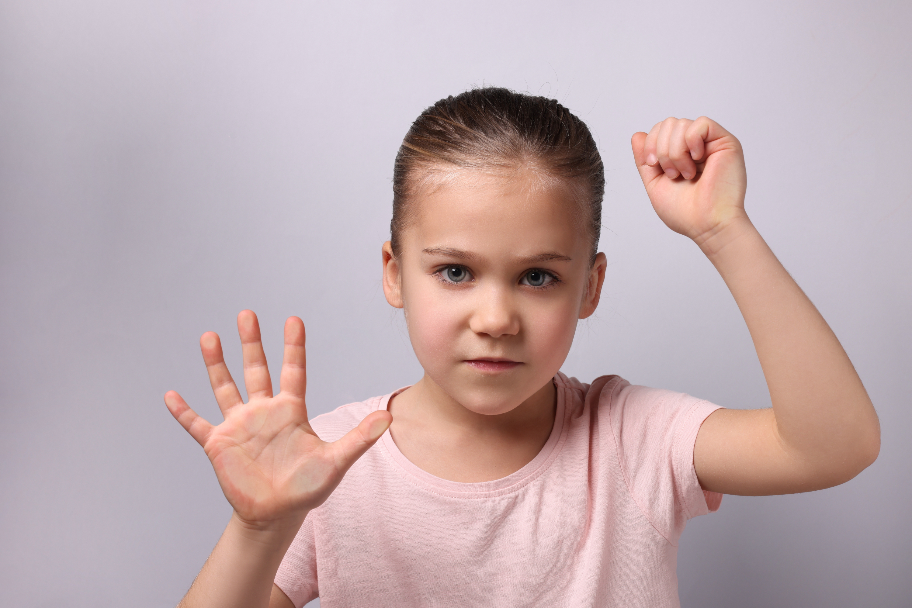 Mi hijo me pega cuando se enfada: ¿cómo puedo evitarlo?