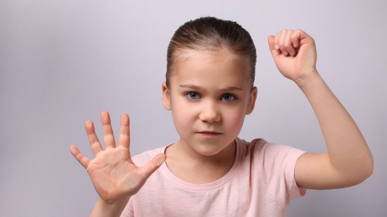 Mi hijo me pega cuando se enfada: ¿cómo puedo evitarlo?