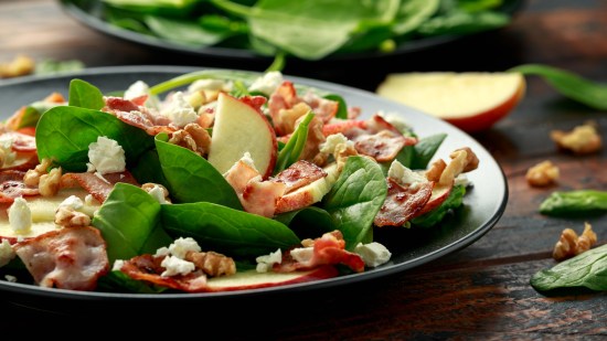Ensalada de queso, nueces y bacon