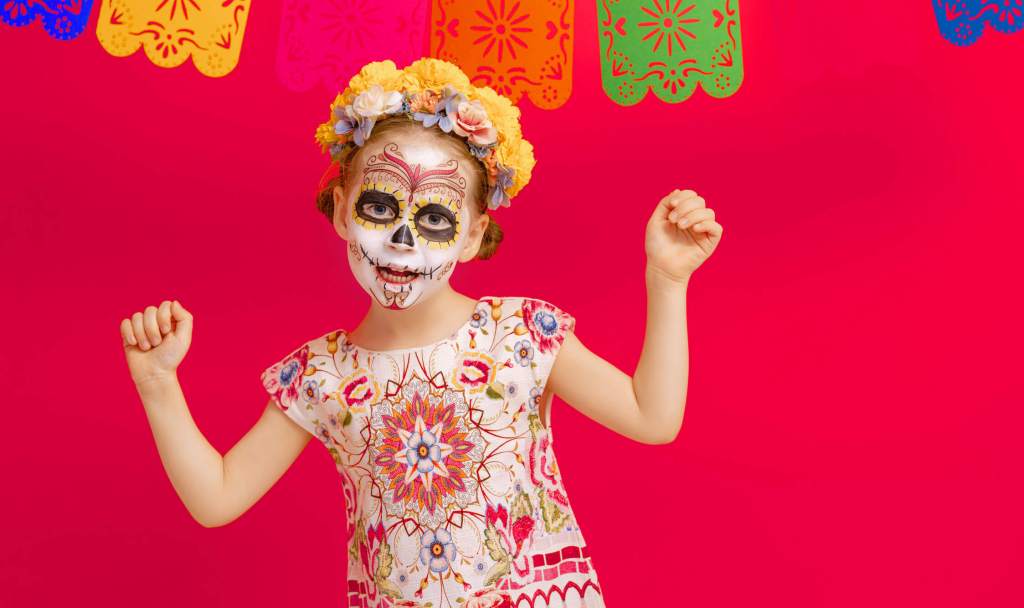 Niña disfrazada de calavera mexicana - iStock