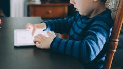 niño con tablet