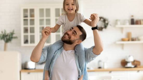 “¡Papá, pero escúchame también con los ojos!” o el síndrome de los padres distraídos