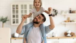 “¡Papá, pero escúchame también con los ojos!” o el síndrome de los padres distraídos
