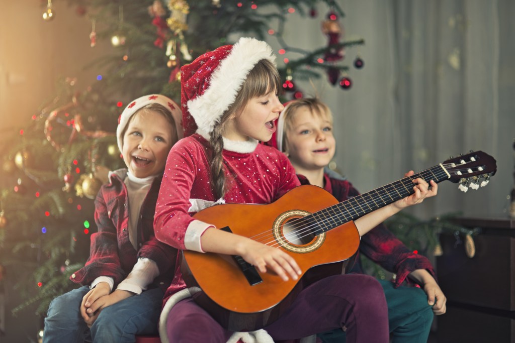 Niños cantando villancicos