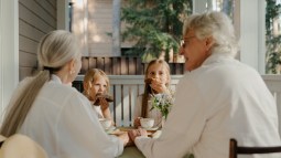 Niñas y abuelos, merendando