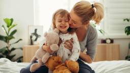 Los tres consejos de dos investigadores de la felicidad de Harvard y Yale para criar niños más felices