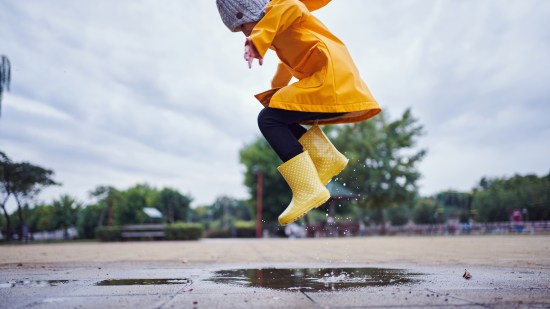 niña saltando