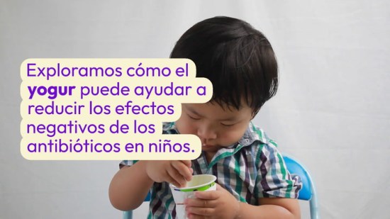 ¿El yogur ayuda a reducir los efectos negativos del antibiótico en niños?
