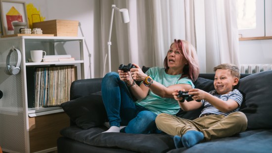 mamá e hijo jugando a videojuegos