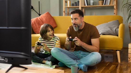 papá e hijo jugando a videojuegos