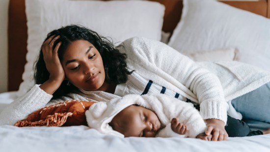 Mamá viendo dormir a su bebé