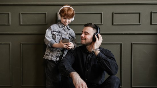 Padre e hijo escuchando música